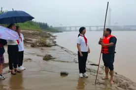 凡人歌|坚持黄河岸边劝阻游泳的“阻泳人”王和新，想让更多人知道黄河的危险图片