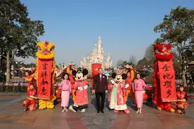 瑞狮点睛、“蛇”形烟花，上海迪士尼开启蛇年新春庆典图片
