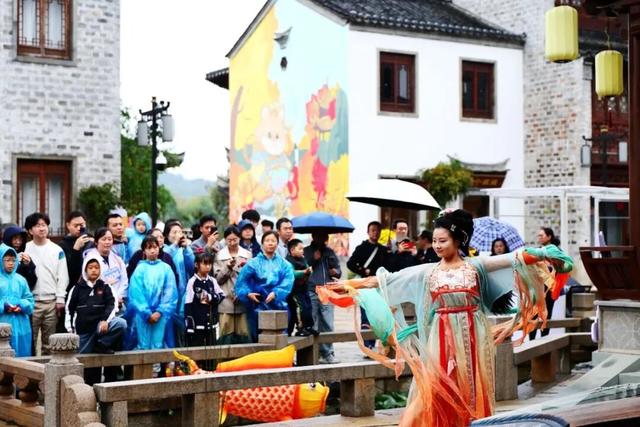 最热闹的戏配最火红的叶，本周末不来栖霞山血亏！