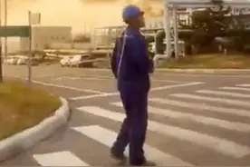 山东威海一化工企业发生爆炸 现场浓烟滚滚 窗户都在晃图片
