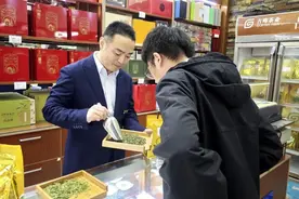 明前新茶“抢鲜”上市，市民茶客闻“香”而动图片