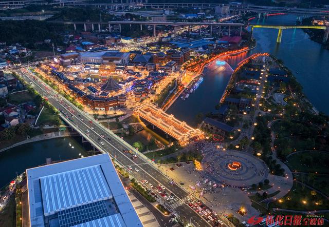 世界那么大 好想去怀化丨夜幕渐垂的怀化榆树湾青春广场灯火璀璨