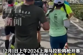 燃!外国友人背着音箱跑完上马 跑友合唱“红旗飘飘”图片