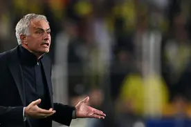 体坛联播｜前任穆里尼奥送曼联三连平，沙特主帅曼奇尼下课图片