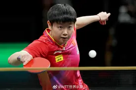 热闻|已拿14个世界冠军的孙颖莎上了著名时尚杂志《ELLE》封面，她还展现出童趣的一面图片