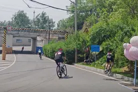 北京环昌平自行车赛多人在同一弯道摔车受伤，承办方回应：正在统计伤者图片