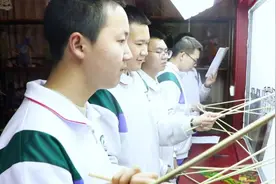 济钢高中皮影戏社团自创皮影戏，于方寸幕布间，演绎文化传奇图片