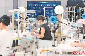 晋江：工人在5G智慧工厂里加紧生产赶订单图片