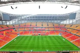 国足世预赛18强赛末战落户重庆，专业球场拉近球迷与球员的距离图片