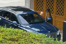 网友爆料海宁一寺庙僧人开宾利，官方回应：师父只是帮人开车门图片