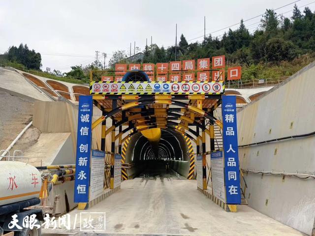 15分钟直达凤凰古城！铜吉铁路隧道攻坚，湘黔美景“一键串联”