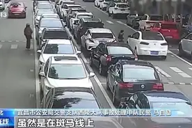 父亲开车撞伤自家娃！这些位置，一定要让孩子远离图片