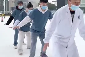 一上午接到10余位手腕骨折患者，雪天路滑，骨科主任亲自示范“企鹅步”图片