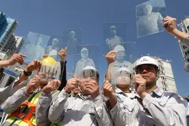 玻璃画传统技艺为百余名一线建设者打造专属艺术肖像图片