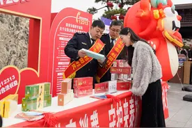 山东泰安市烟草专卖局（公司）组织开展“共筑满意消费，守护来泰旅游消费者权益”3·15普法宣传活动图片