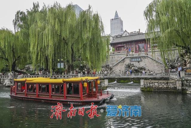 一年四季 泉在济南丨又到秋雨连绵，济南何处最美？护城河畔泉水清冽醉游人
