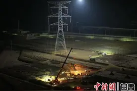 庆阳北750千伏变电站330千伏送出工程顺利完成夜间“双跨”图片