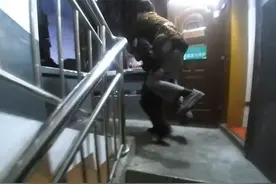 湖北保康民警背一迷路老伯迷路上三层楼回家，家属：要不是民警帮忙，老伴要露宿街头了图片