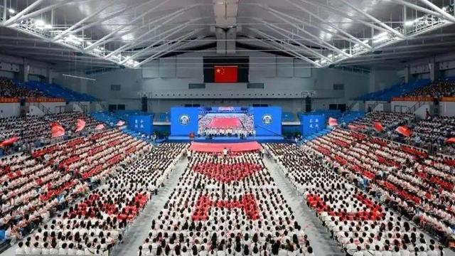 开学典礼座椅标签引争议 武大回应