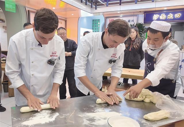 耗时447天穿越16国 万里徒步感知中国 法国俩小伙在兰州感受金城味道