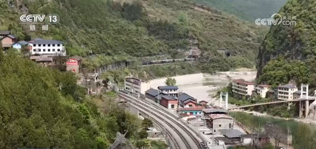 “小慢车”承载民生“大希望” 为文旅融合发展注入“春日活力”