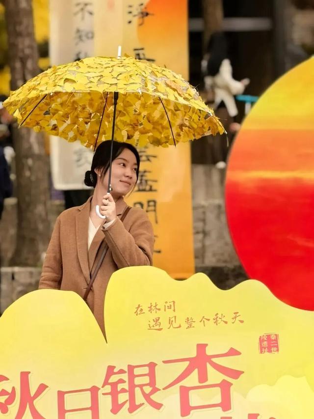 秋风引路入曲江，芙蓉金叶映红墙