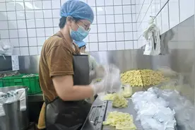 宁夏深耕劳务品牌 打造就业“金名片”系列报道①丨大武口凉皮师：传承历史技艺 味聚八方来客图片