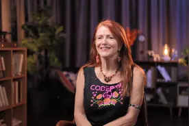 “美国纳税人近70%的钱花在国防预算上，美国人努力工作交税，70%的钱却被用来杀人和破坏地球”