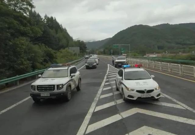 最温情的喊话：“跟上警车，平安回家！”