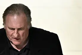 “大鼻子情圣”上被告席，原告律师：他行为不当几十年了图片