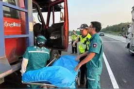 货车司机高速上昏迷，新乡交警上演急速营救图片
