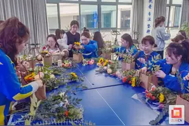 在花香四溢中感受插花艺术的魅力图片