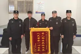 俩萌娃贪玩商场走丢 民警分头搜寻一小时找回图片