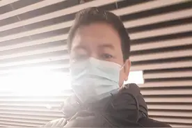 锐评丨“我在XX站下车”！自制下车提示牌是另一种“爱心专座”图片