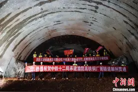 渝昆高铁铜厂箐隧道贯通 云南段63座隧道已贯通25座图片