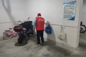 电瓶车安全治理“连环招”来了！奉浦平安志愿者们助您迈上“安全路”图片
