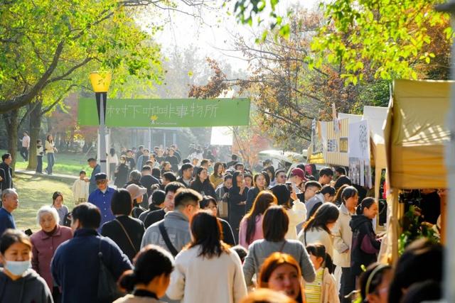 为什么？这儿有个咖啡节，这么火！