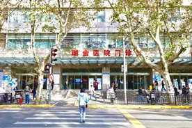 一跤摔出三个肿瘤？一次微创手术全部“清零”，创口仅硬币大图片