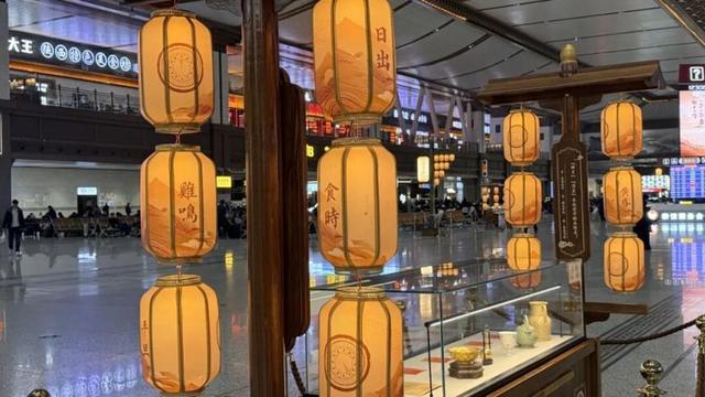 候车厅变身博物馆！网友：以为穿越到了唐朝！