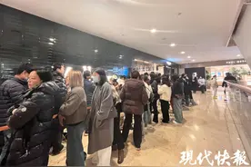 黄金一口价要涨？多家金店回应，南京新街口一金店排起抢购长龙图片