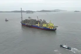 全球首艘！带碳捕捉功能的海上炼油厂“卓越”号交付出境图片
