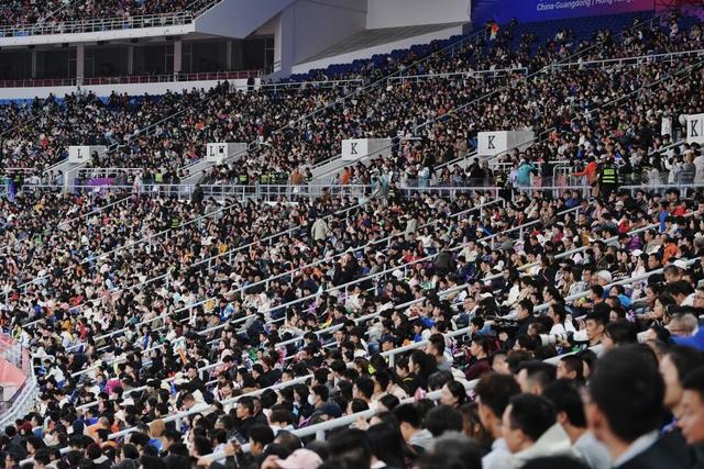 “亚洲飞人”苏炳添完成职业生涯最后一战，领衔广东队夺得全运会男子百米接力赛第四名，湖北队获金牌