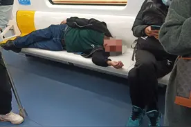 一男子竟在大连地铁5号线上干这事...图片