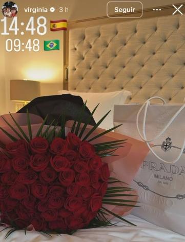 劈腿风波被原谅！维尼修斯社媒晒出与模特女友甜蜜合照：V❤️V