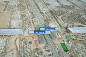 8100吨横跨南疆铁路 中国交建乌尉高速跨越南疆铁路桥转体成功图片
