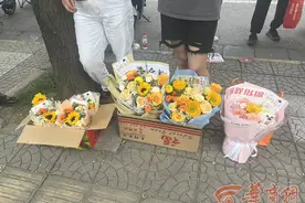 考场新经济 考点附近“一举夺魁”花束热卖图片