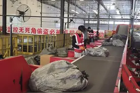 “快递送货上门”新规落地近一年 你的包裹送到家了吗？图片