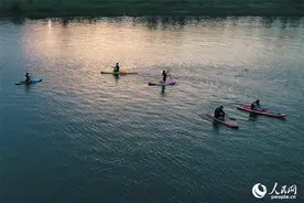 江西南昌：挥浆击浪 水上运动乐趣多图片