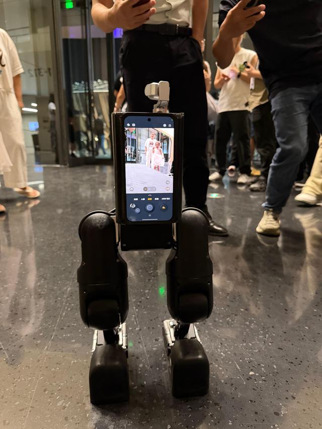 9999元起售，荣耀Robot Phone来了！李健：坪山工厂正加速“拧螺丝”
