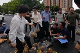 宁波交警公然“摆摊”卖榴莲？真的，背后故事很暖图片